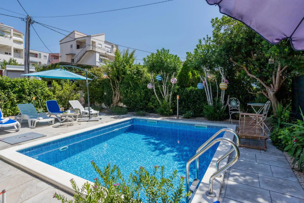 Dalmatian with pool and garden only yours 230m2 for 1-4 people 15 min from the old town of Split