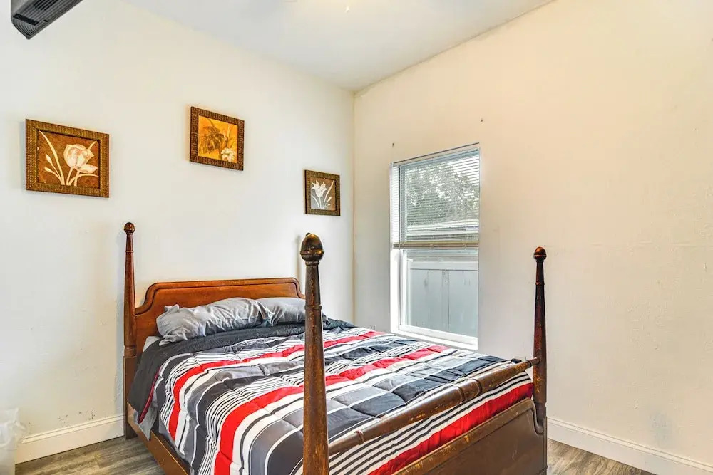 Close to Attractions: Tampa Retreat w/ Yard!
