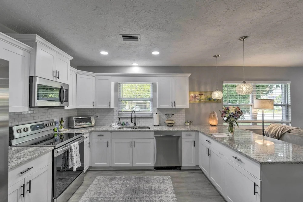 Bright Venice Getaway < 1 Mi to Historic Dtwn