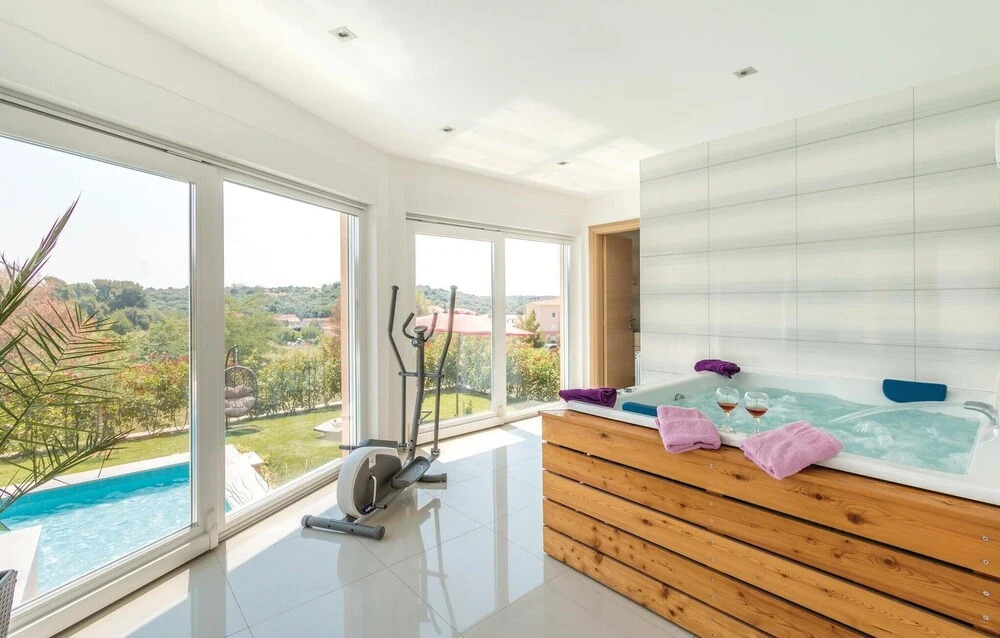 Beautiful Home in Pula With Sauna, Wifi and 5 Bedrooms