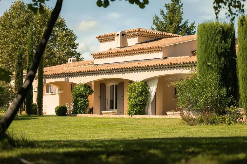 Villa Tessa for 14 people with private pool sauna and gym close to Aix en Provence