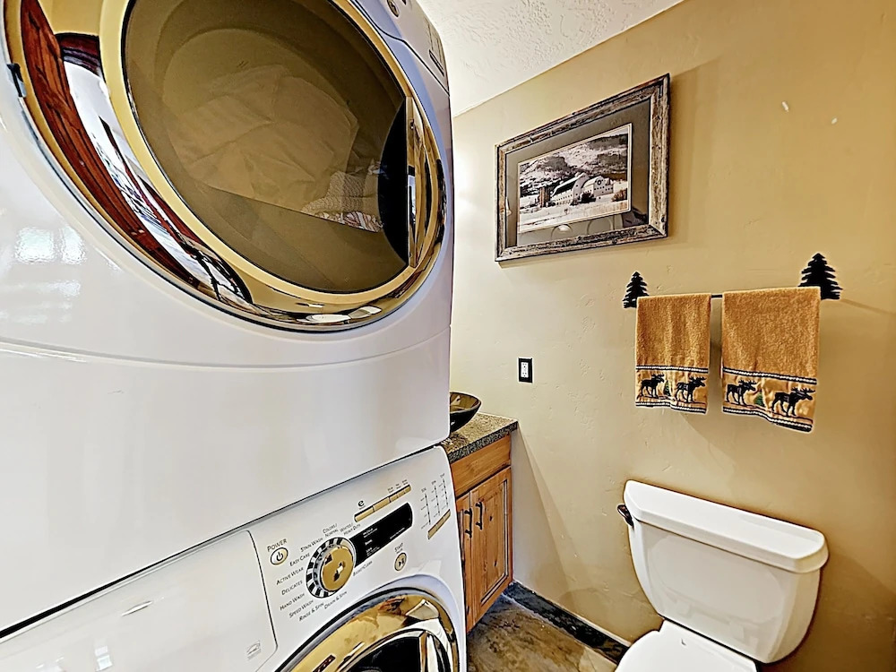 New Listing! Alpine Gem W/ Hot Tub, Near Lift 3 Bedroom Condo