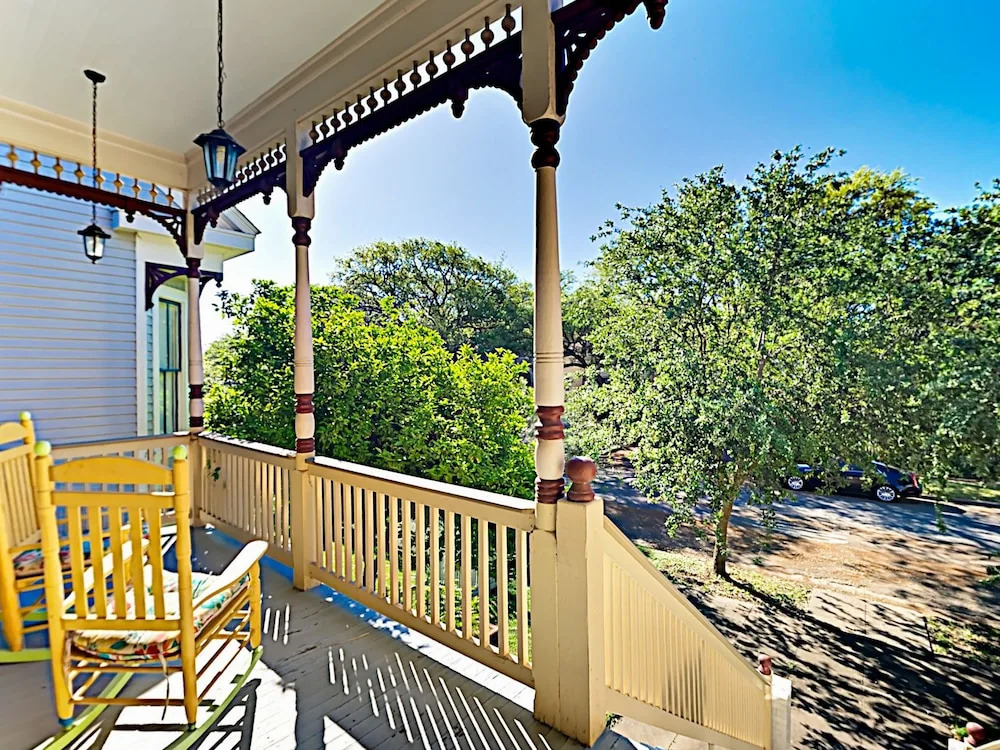 Renovated Historical - 2 Br Apts