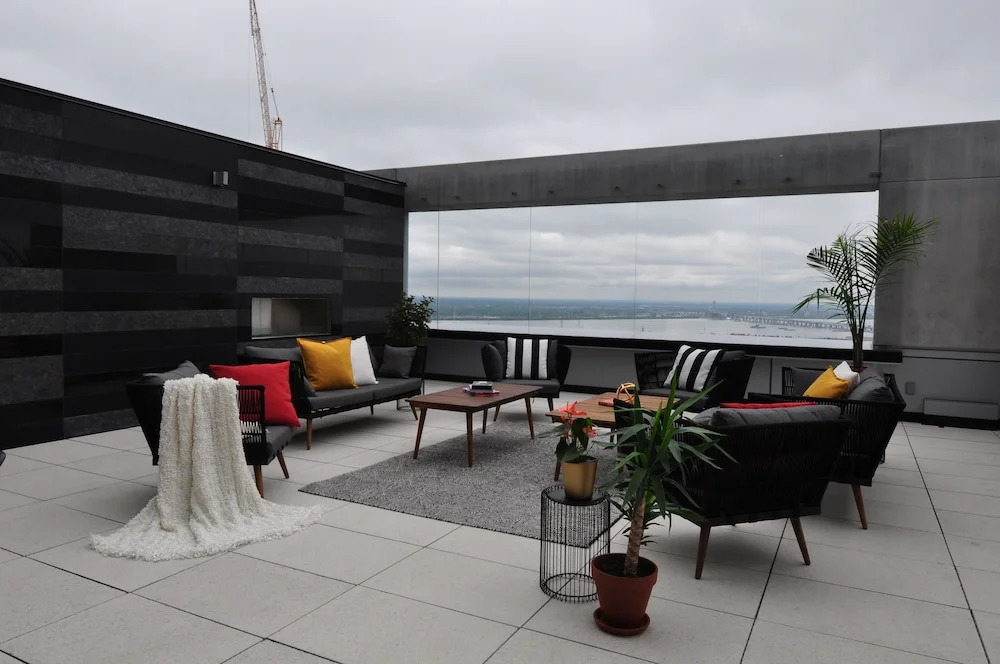 Tour des Canadiens Penthouse by Hometrotting