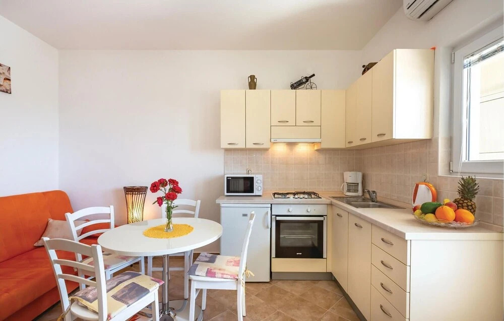 Nice Home in Makarska with WiFi, 3 Bedrooms & Hot Tub