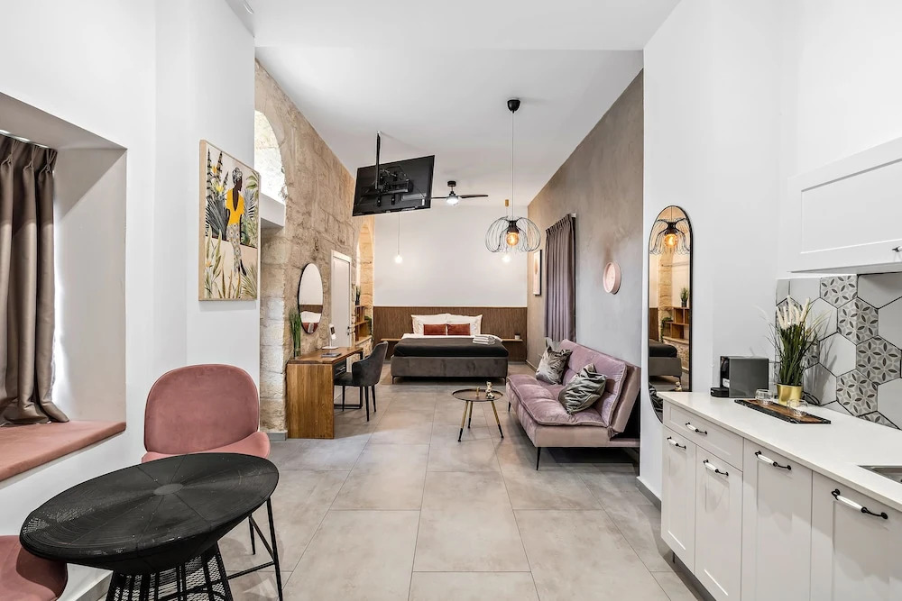 Old City Boutique - By La Finca Hotels- חוויית אירוח יוקרתית, חניה בחינם וקרבה לשדרת הקולינריה של העיר