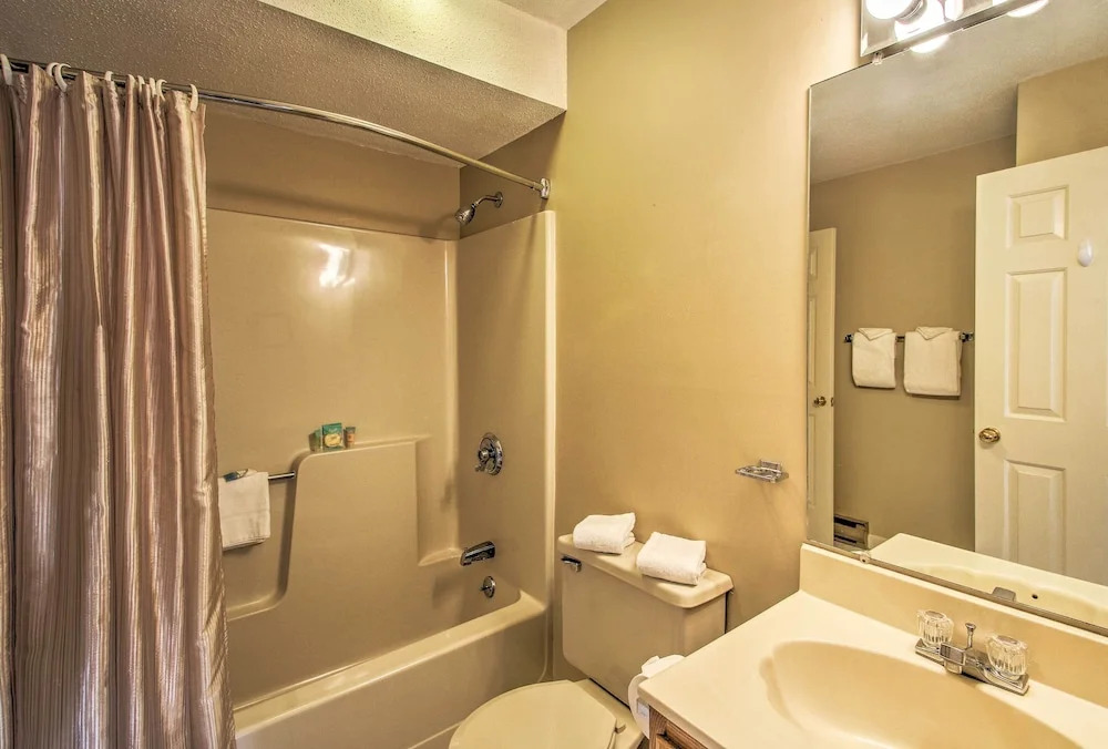 Lincoln Resort Condo w/ Pool Access - Near Hiking!