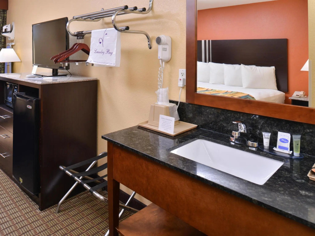 Douglas Inn & Suites