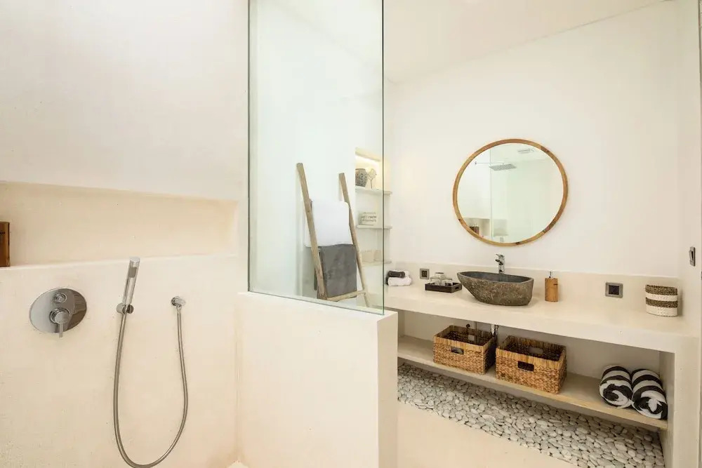 Spectacular 4BR Villa, 400m to Beachfront Elegance