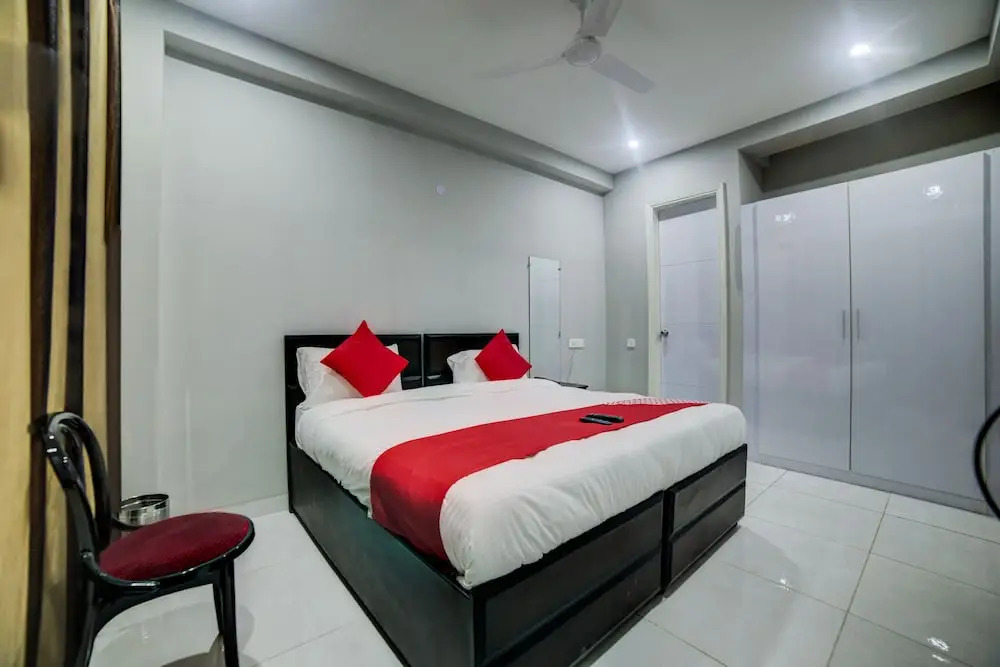 Oyo 28073 Shiva Residency