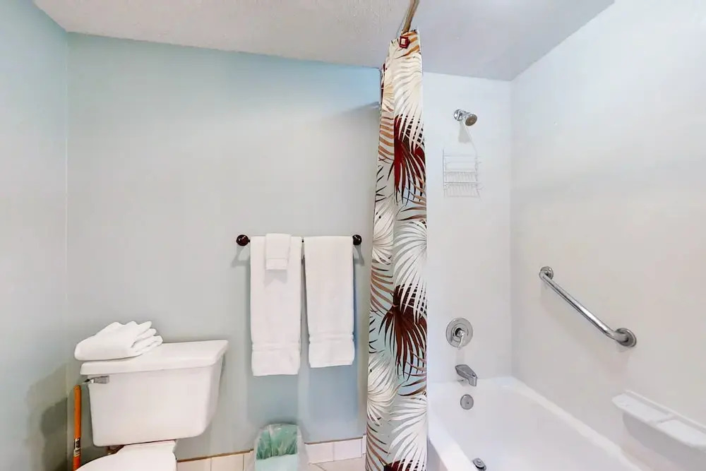 Dog-friendly Condo Steps to Beach wth Pool, AC & Elevator