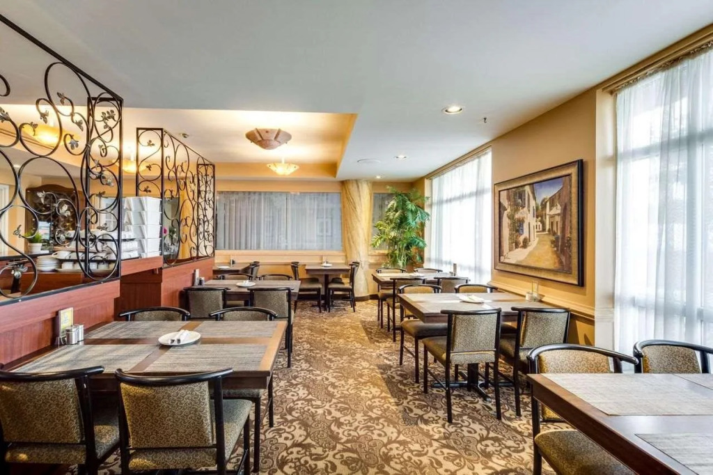 Monte Carlo Inn Oakville Suites