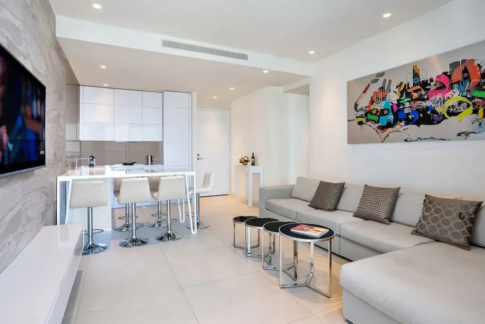 Lovely 1BR in White city by HolyGuest
