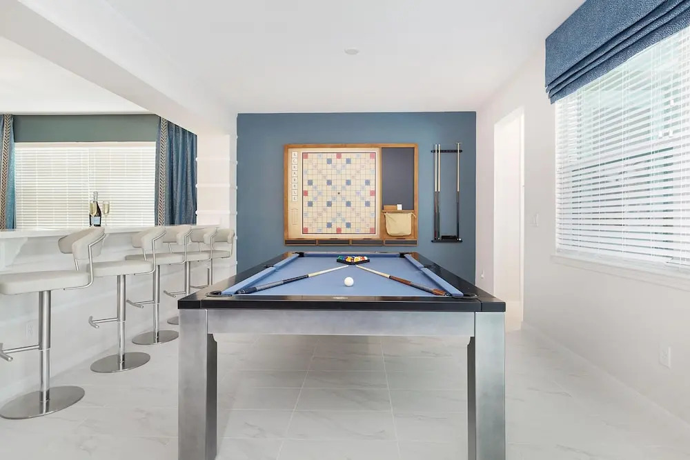 Sr014v: 8 Bed, Dinosaurs Fun, DC Comics, Pool, Shuffle Board