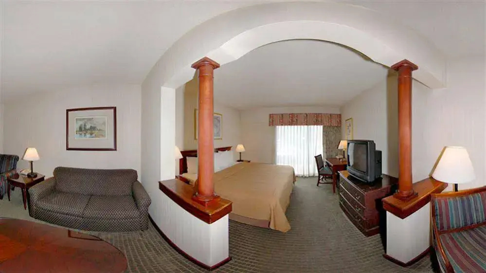 Quality Hotel & Suites Cincinnati Central