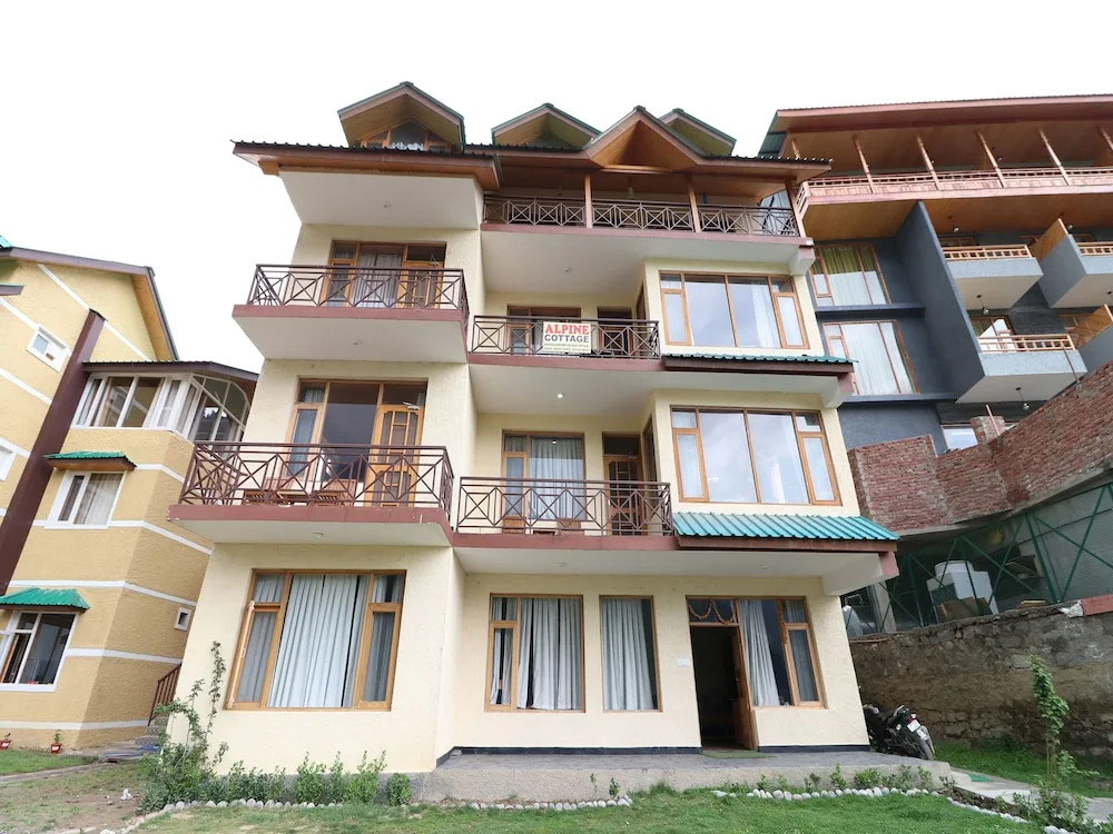 OYO 13697 Home Exotic Hill View Studio Naggar Road