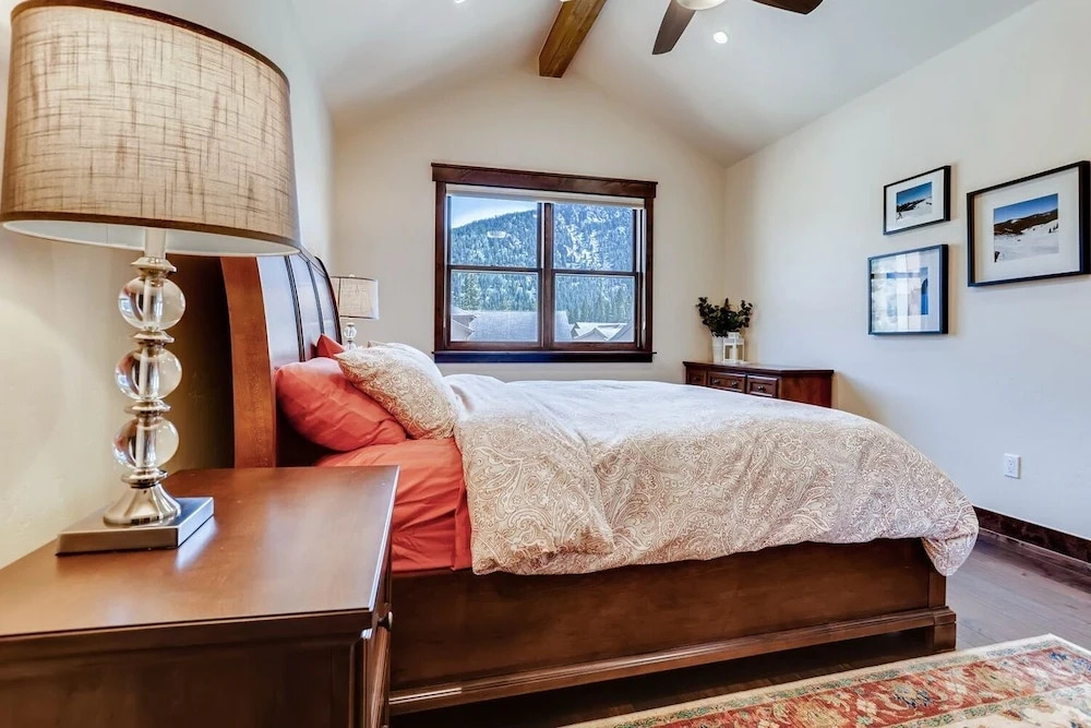 New W/pool & Private Hot Tub, Walk To Gondola 3 Bedroom Townhouse