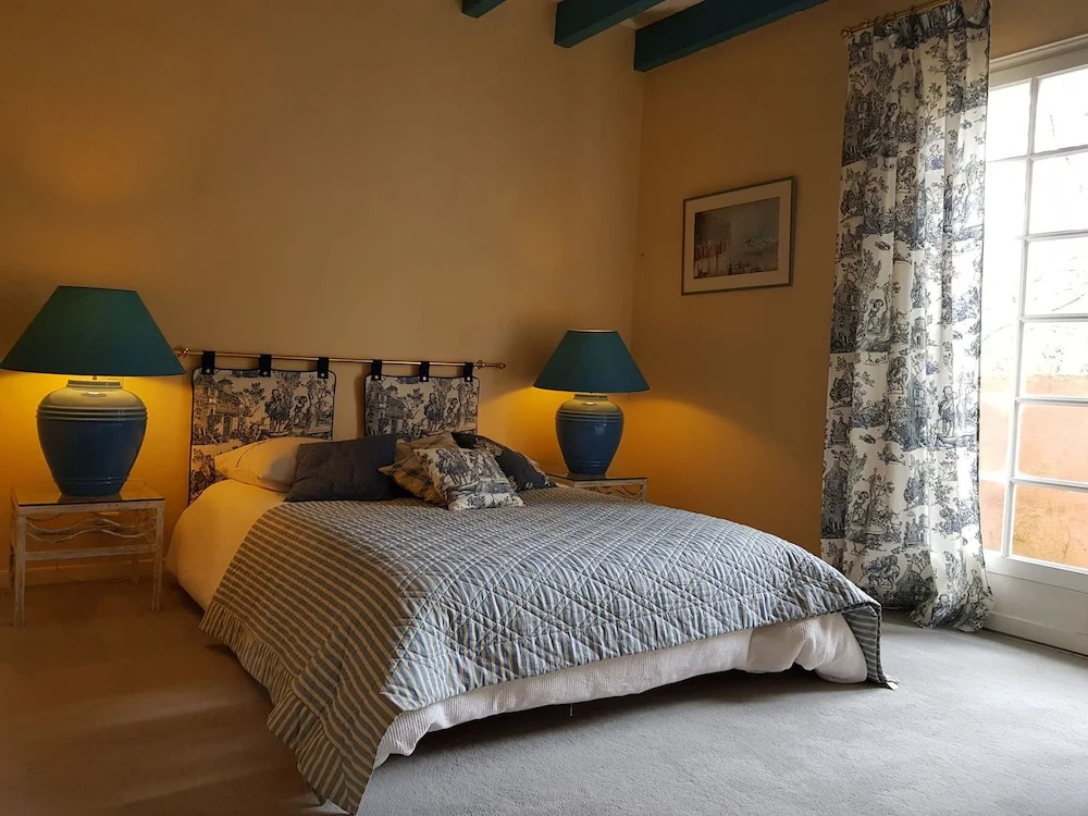 Characteristic Villa With Private Swimming Pool Close to the Center of Nimes