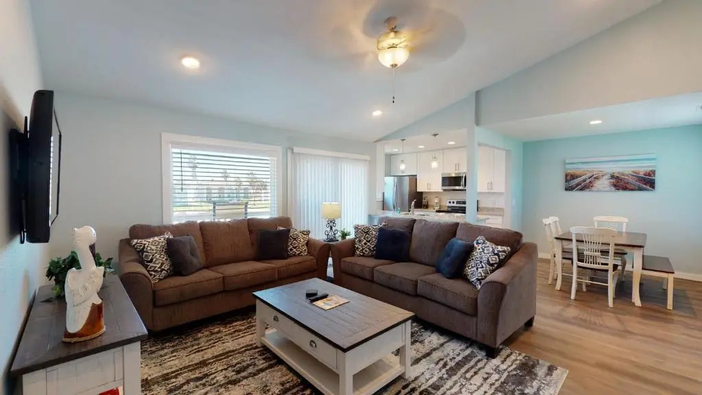 AH-H229 Newly Remodeled Second Floor Condo, Overlooking PoolHot Tub