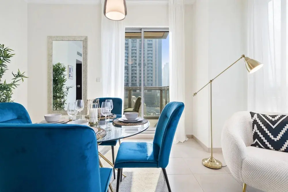 Monty - Stylish Apartment with Partial Burj Khalifa View