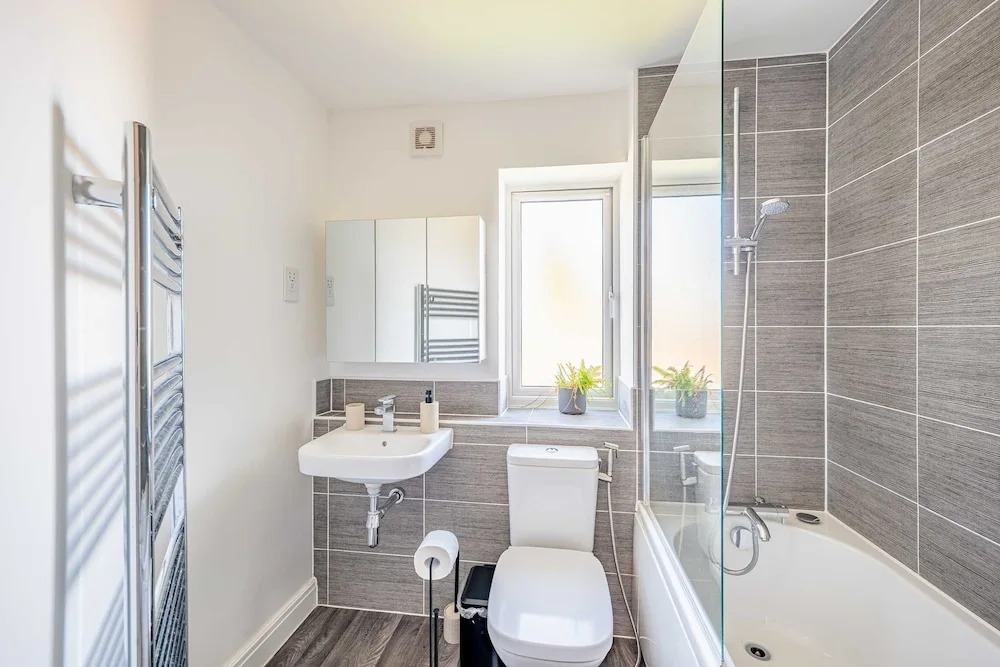 Perfect Booking 4 Bed Home in Swindon