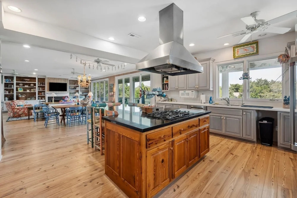 This Vibrant Family Home Features 8 Bedrooms, And 8 Bathrooms, Ocean And Creek Views Home by Peace Vacations