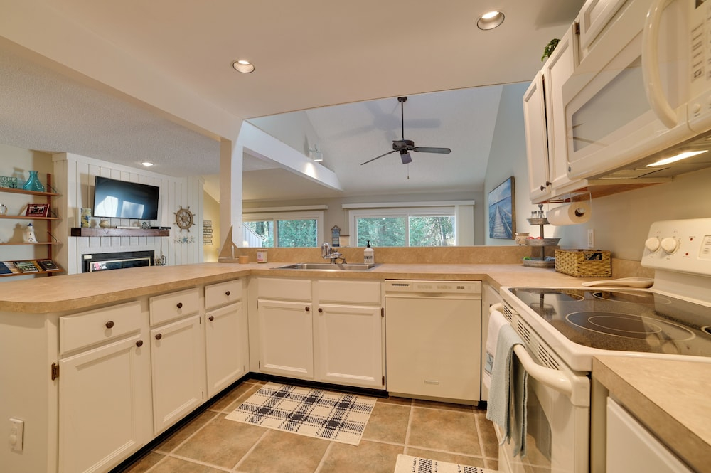 Harbor Springs Condo w/ Fireplace Near Skiing!