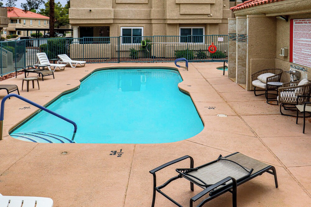 Long-term Ready! Green Valley Condo w/ Pool Access