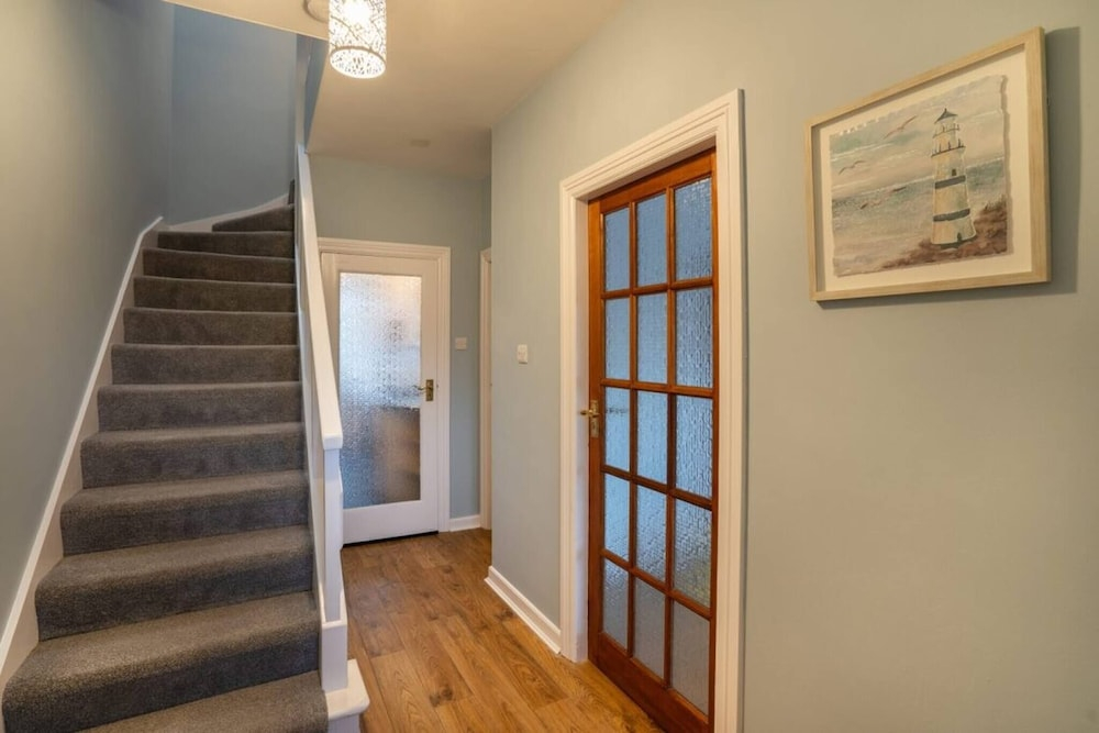10-min to AB City Centre - Parking - Garden - Wifi