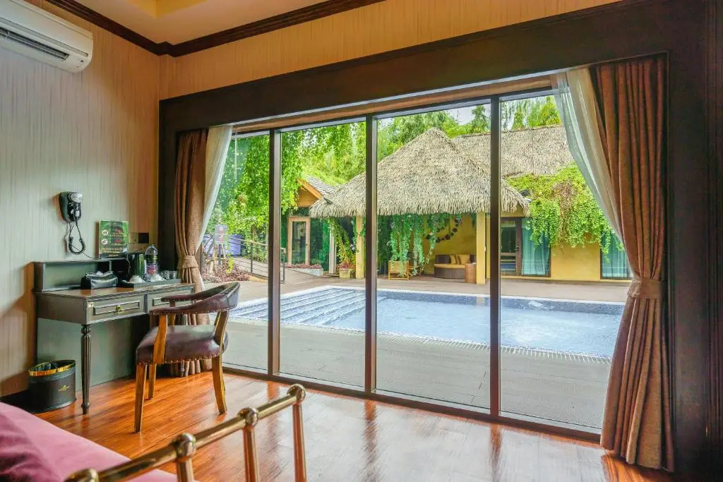 Khum Damnoen Resort