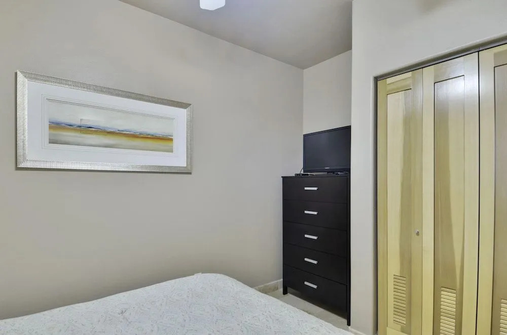 Seawall Condo with Birds Eye Views by RedAwning