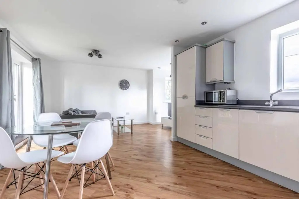 2 Bed/2 Bath & Free Parking - Langley/Heathrow