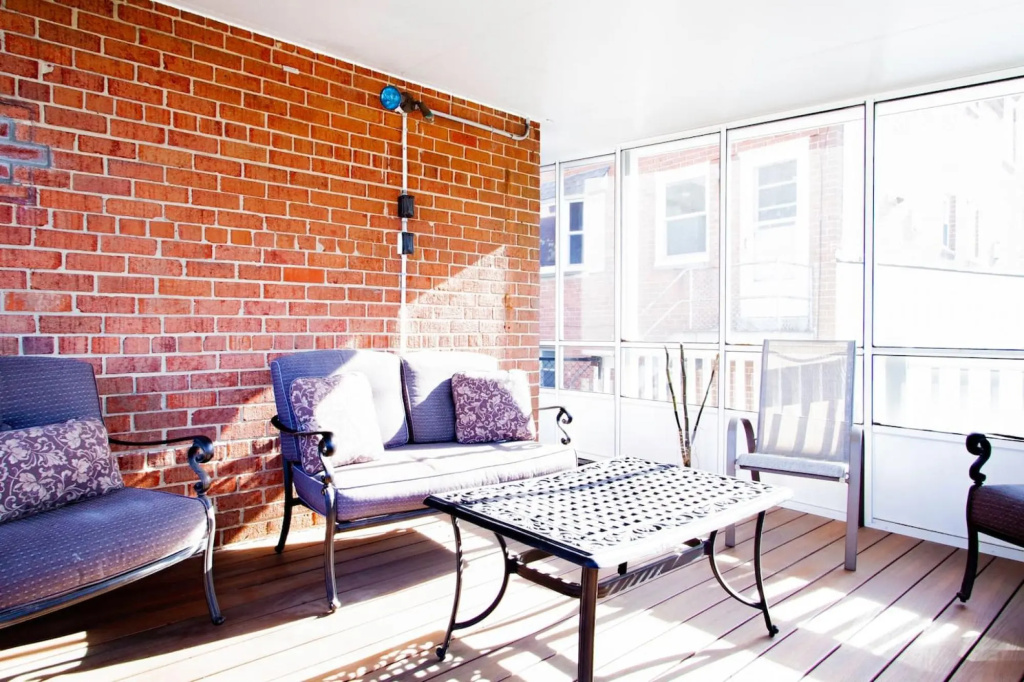 ✶ Gorgeous Home Tucked Away In Greener Part Of Town ✶ Transit-Friendly !