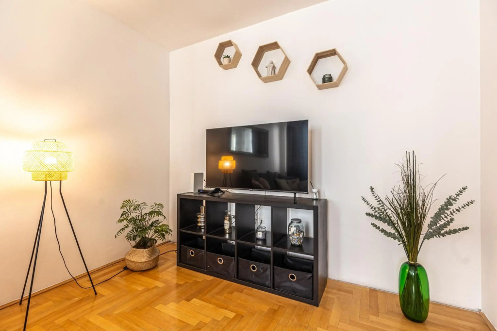 Gozsdu White Raven Residence 305