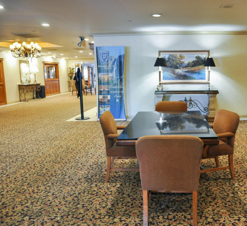 Piccadilly Inn Airport
