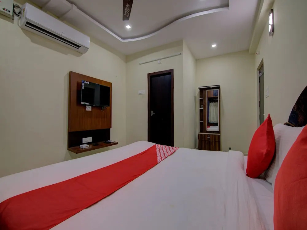 OYO 15838 Pramukh Palace