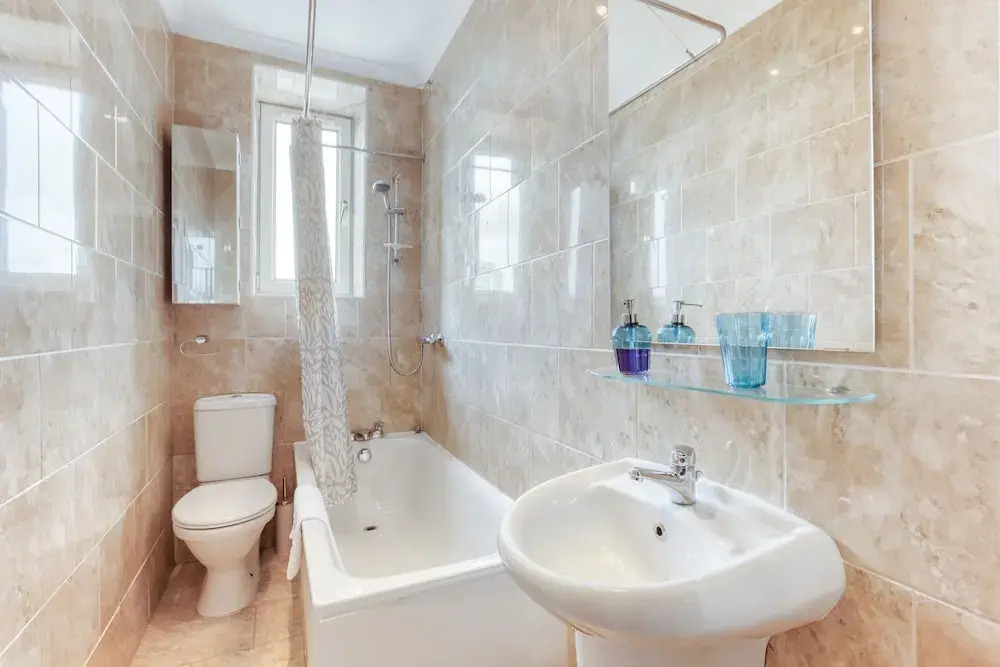 Bright One Bedroom West End Apartment