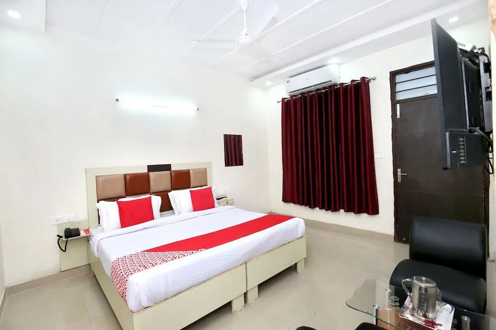OYO 11369 Hotel Noor Plaza