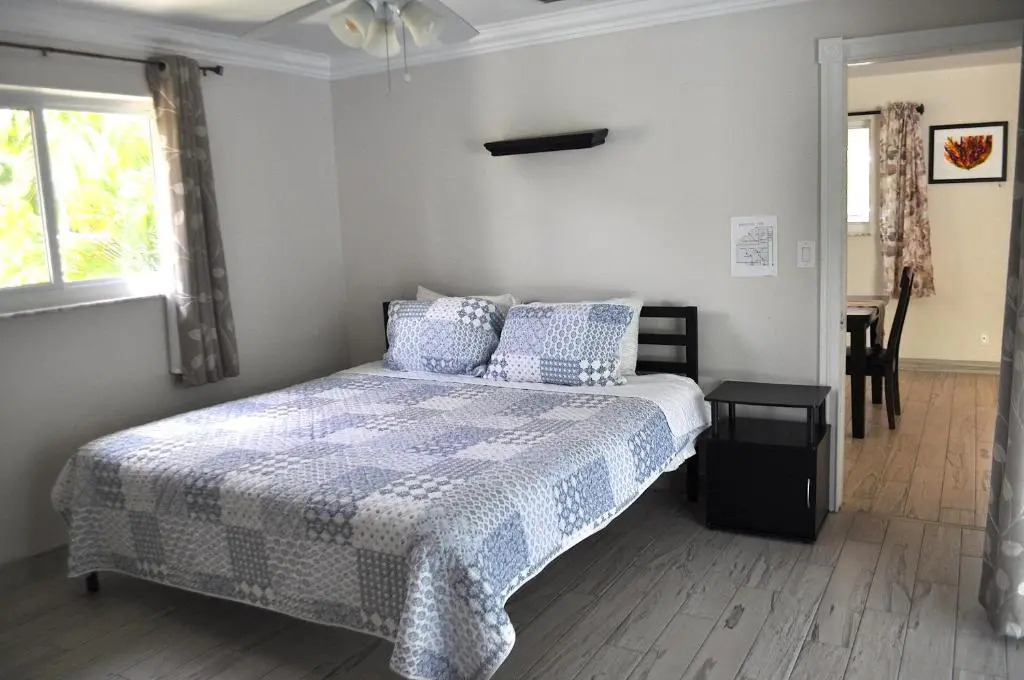 Lovely 3-bd, walk to bars, 9 min drive from beach! Heated pool.