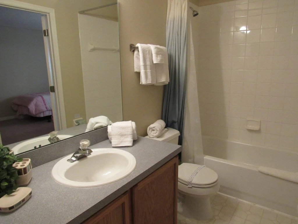 Spacious Pool and Spa home with Games Room, Davenport, US