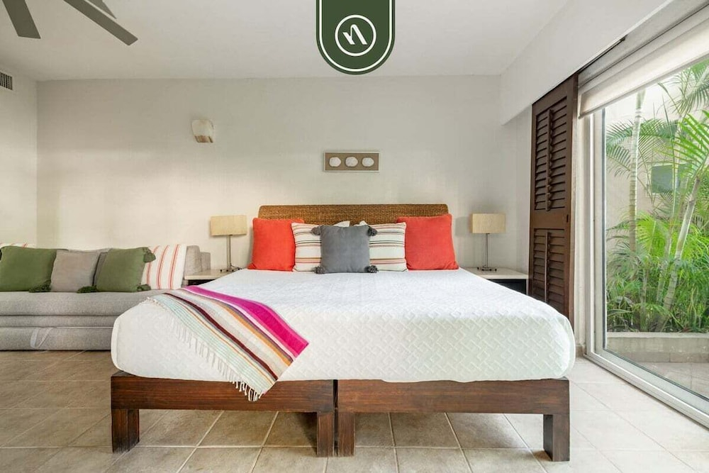 3BR Condo in the Krystal Grand Hotel - Beach