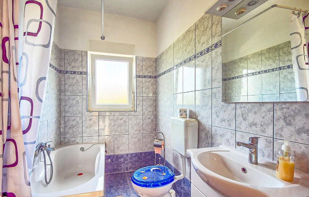 Beautiful Apartment in Valbandon With Wifi and 2 Bedrooms