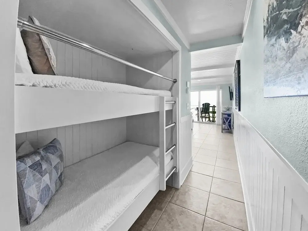 Commodores Retreat - 101 1 Bedroom Condo by RedAwning