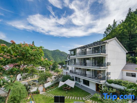 Yunxia Anji Yunshang Grassland Wild Luxury Family Holiday Villa (Xianlongxia Drifting Scenic Area)