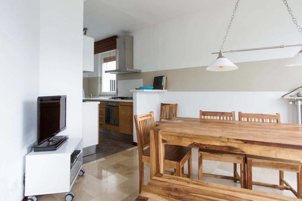 Stunning Lakeside Villa With Direct Lake Access, Mooring, Near Restaurant, Wifi, BBQ