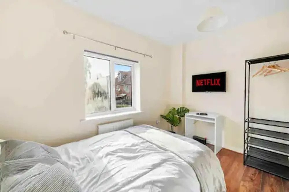4 bed Townhouse- Free Parking