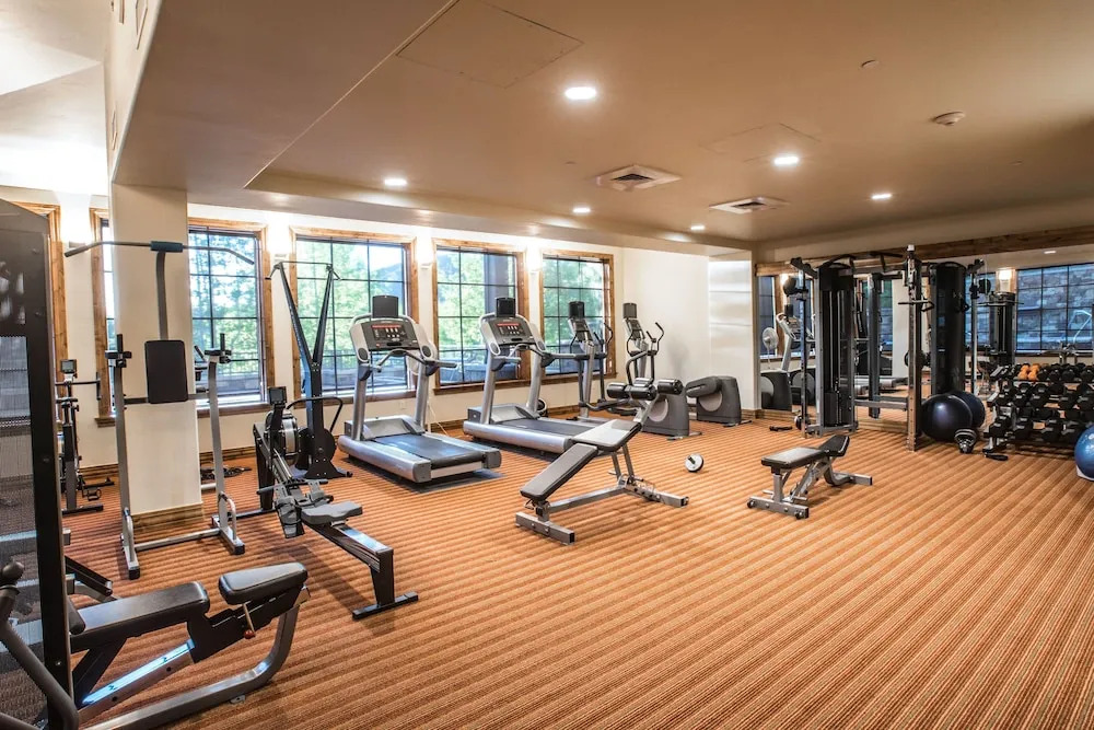 Ski-in/ski-out All-suite W/ Pool, Gym & Hot Tubs 2 Bedroom Condo