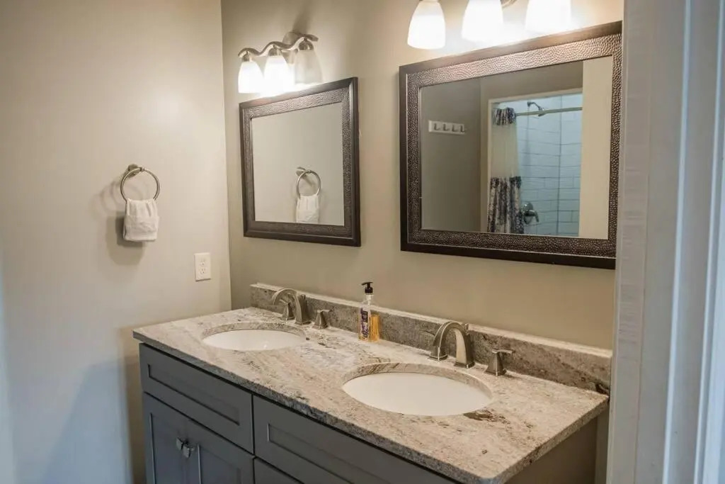New 4 Bedroom House for Downtown Travelers!!!