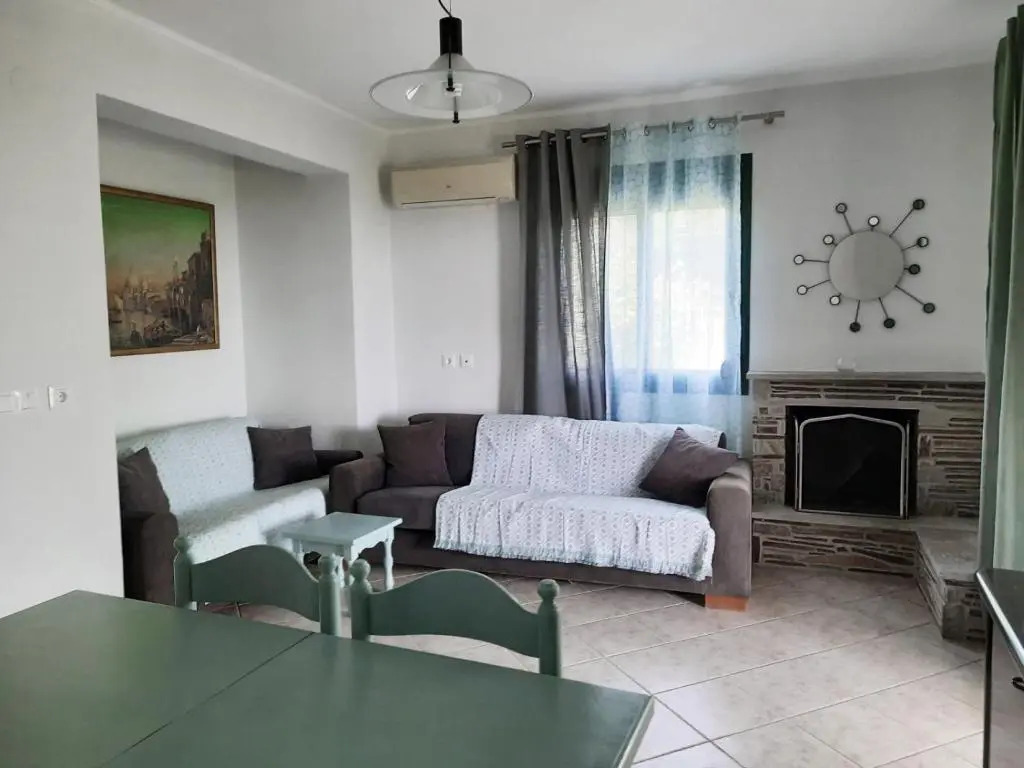 Spacious Holiday House with Shared Pool