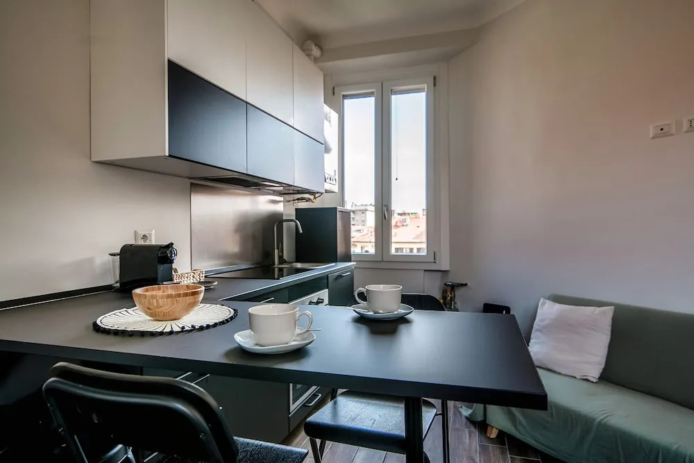 JOIVY Stylish Flat, 5-Minute Metro Trip To Centre